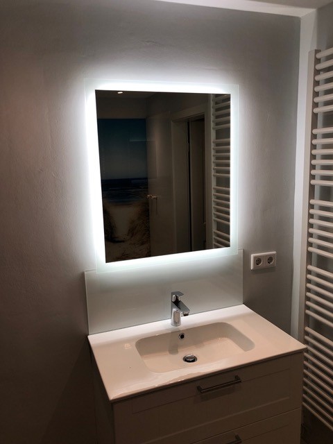 Badspiegel mit Hintergrundbeleuchtung