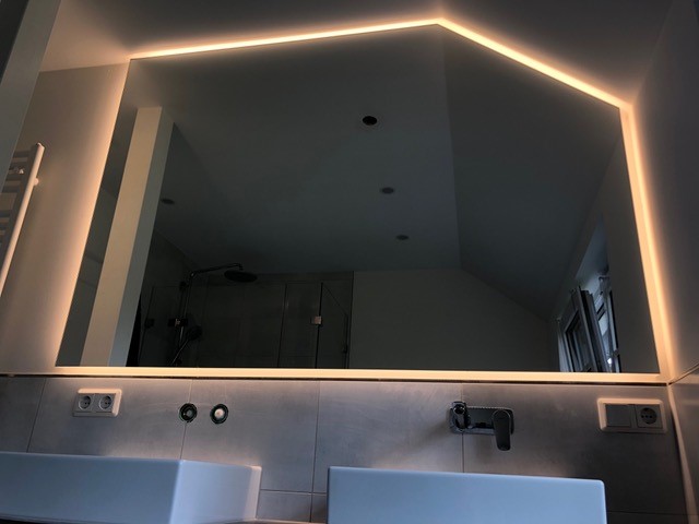 Spiegel mit Hintergrundbeleuchtung im Bad